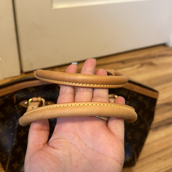 Authentic Louis Vuitton Tivoli GM - Picture 4 of 17